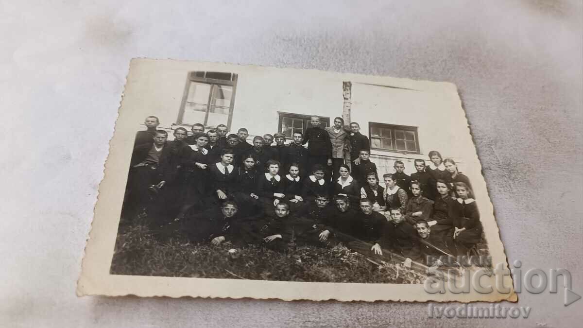 Foto elevi de clasa a III-a în curtea școlii 1940