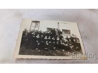 Снимка Ученици от III клас в двора на училището 1940