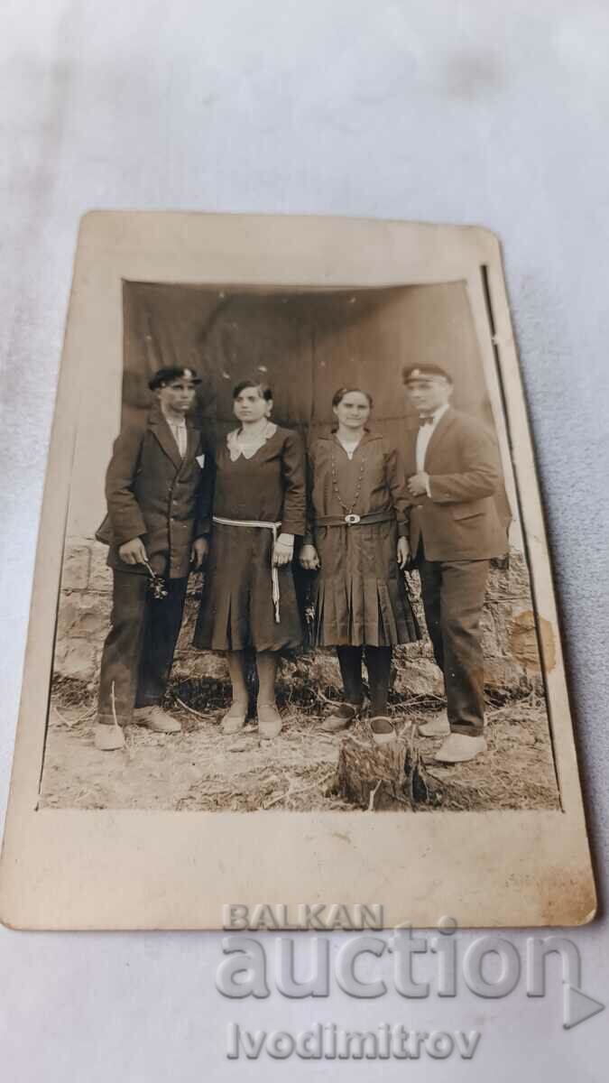 Photo Two men and two young women