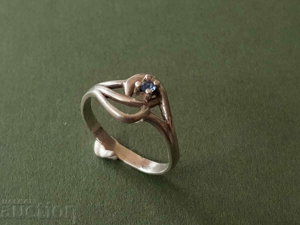 Доставка на Красив Сребърен пръстен с аметист Доставка на Красив Сребърен пръстен с аметист