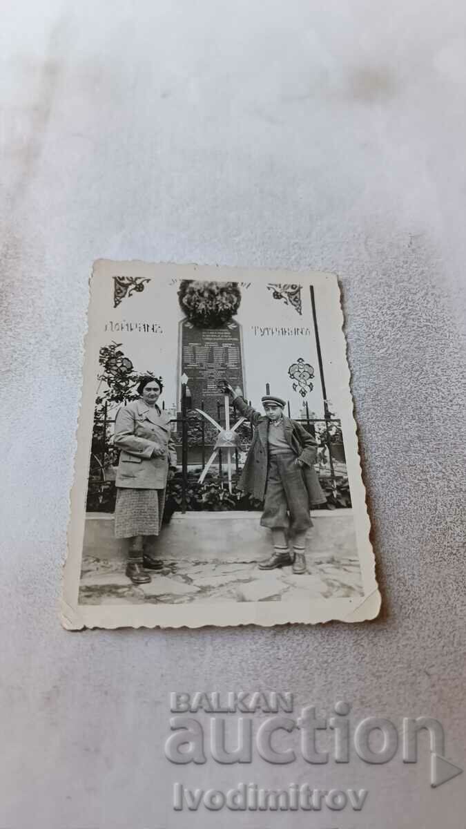 Снимка Жена и момче пред военен паметник