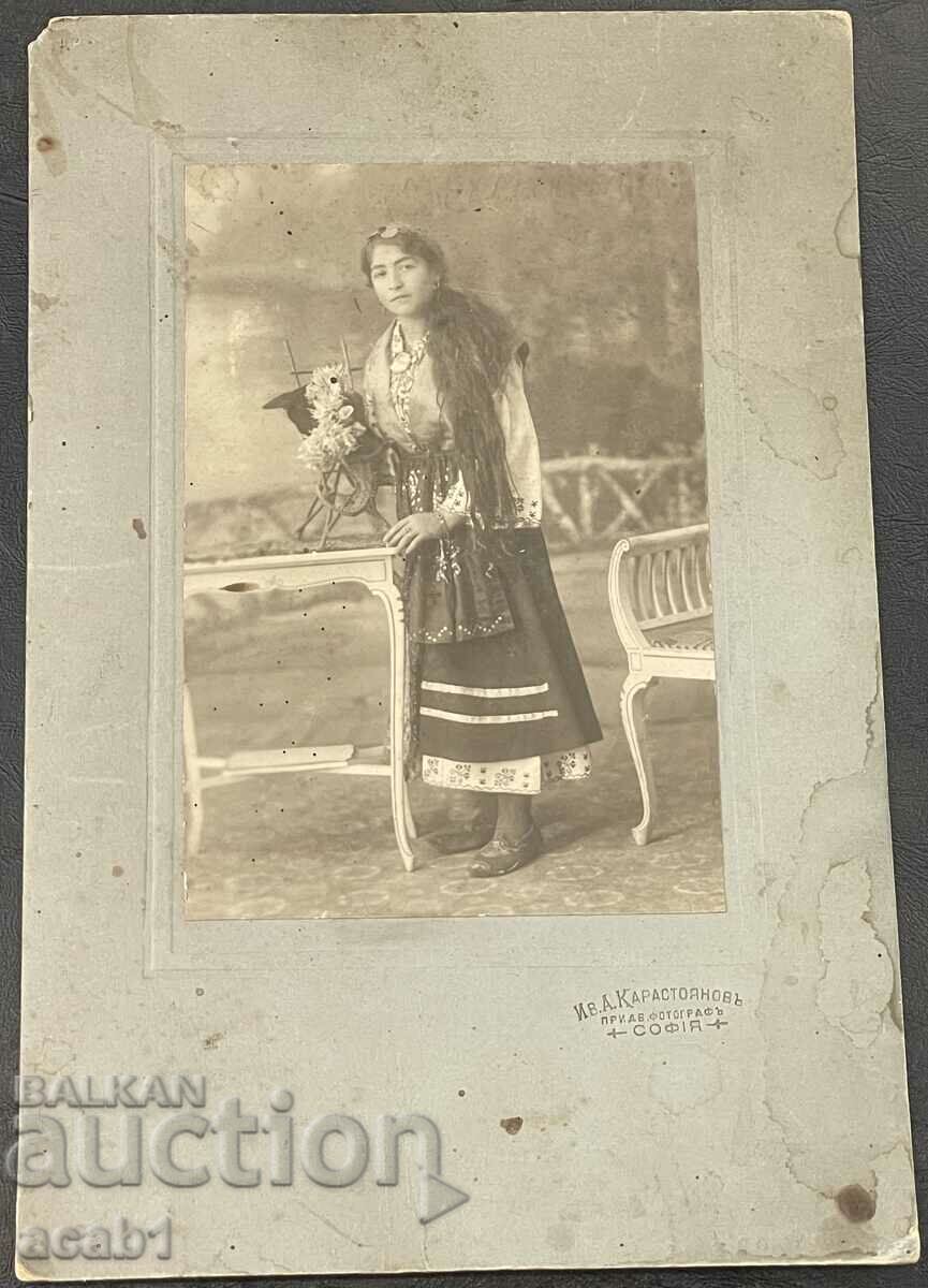 Φωτογραφία μιας γυναίκας με κοστούμι από τον Iv.A. Karastoyanov