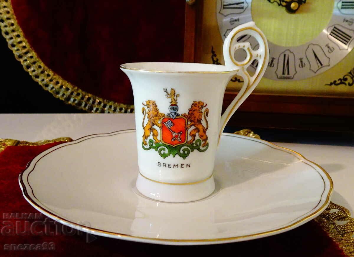 A glass with a plate of Bremen porcelain.