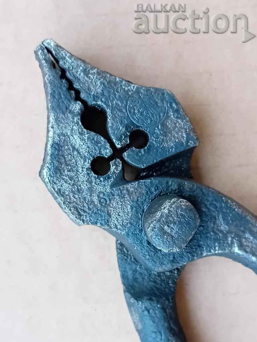 vintage craftsman's pliers with price 21.00 BGN | € 10.74 vintage craftsman's pliers with price 21.00 BGN | € 10.74