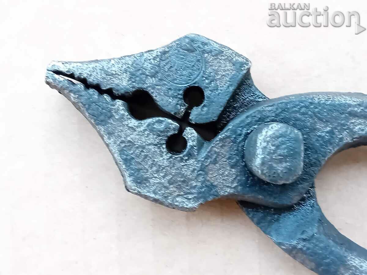 Delivery of vintage craftsman's pliers Delivery of vintage craftsman's pliers