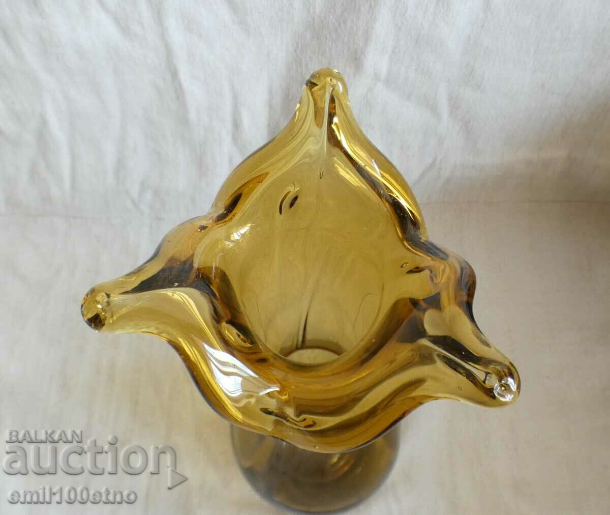 Auction  A beautiful vase of colored glass with a floral motif, handmade