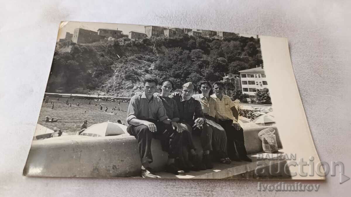 Photo Soldier two men and two women in front of a pool