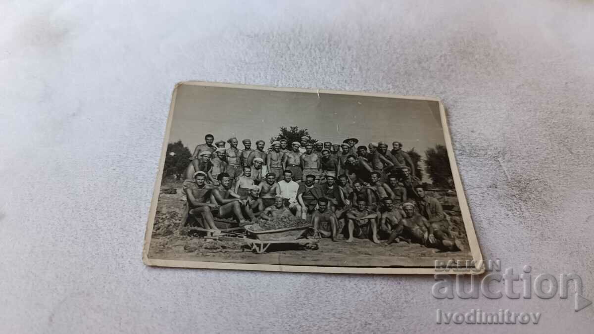 Φωτογραφία Ταξιάρχες του Ντιμιτρόβγκραντ με σορτς 1949