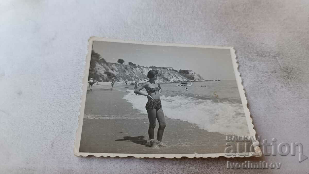 Снимка Младо момиче на брега на морето