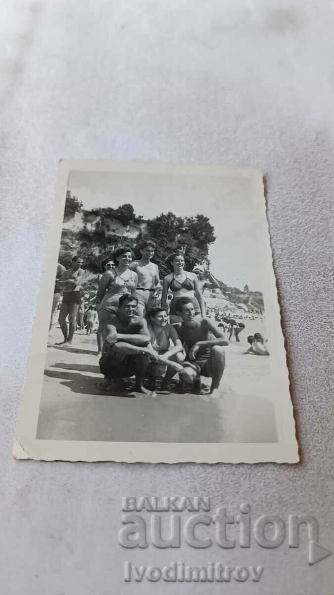 Φωτογραφία Νεαροί άνδρες και νεαρά κορίτσια στην παραλία