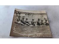Снимка Млади момичета седнали на влакче на брега на морето