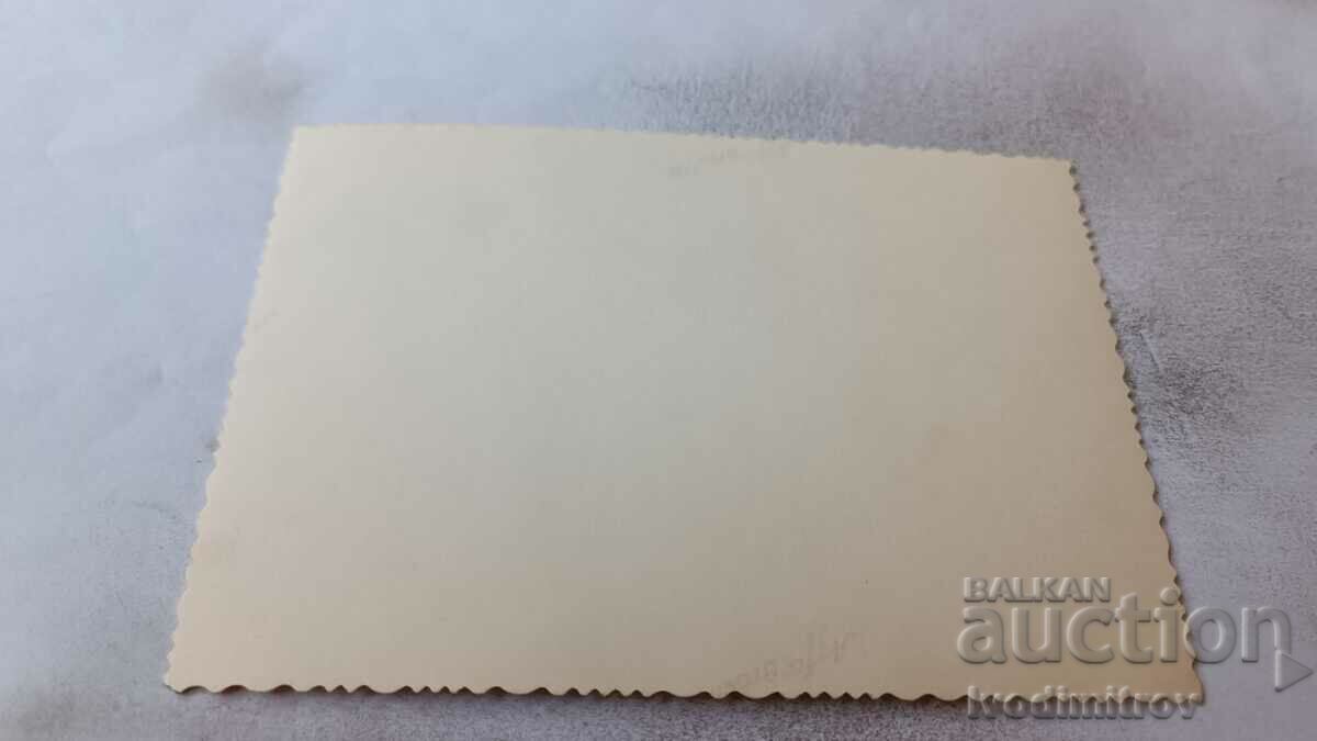 Φωτογραφία Γυναίκα και παιδιά που κάνουν μπάνιο στον ποταμό με τιμή 2.65 BGN | € 1.35 Φωτογραφία Γυναίκα και παιδιά που κάνουν μπάνιο στον ποταμό με τιμή 2.65 BGN | € 1.35