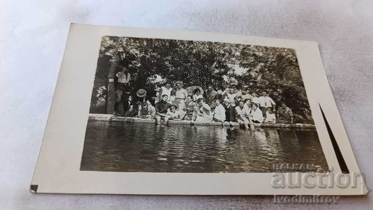 Photo Varna Young men and women by a lake in the park 1928
