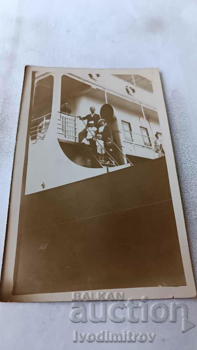 Φωτογραφία Βάρνα Άνδρας, γυναίκα και παιδιά στο ατμόπλοιο Radetsky 1937