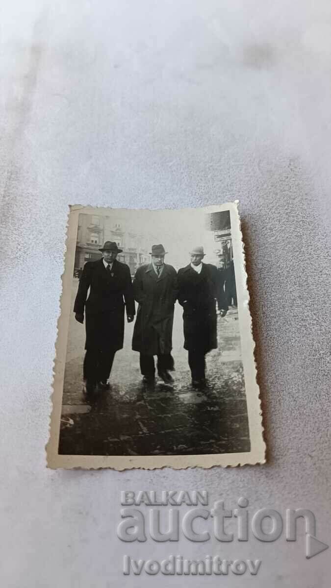 Photo Sofia Three men in earthen coats on a walk