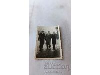 Φωτογραφία Σοφία Τρεις άντρες με χωμάτινα παλτό σε μια βόλτα