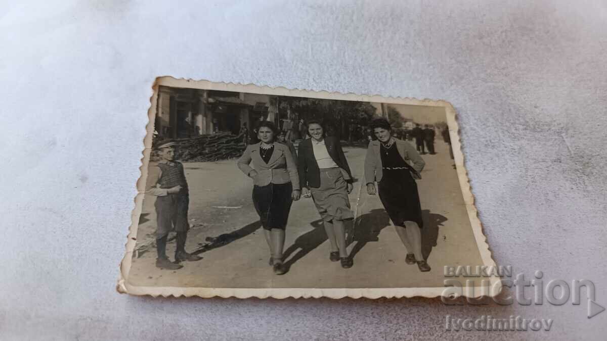 Снимка София Три млади жени и момче на разходка