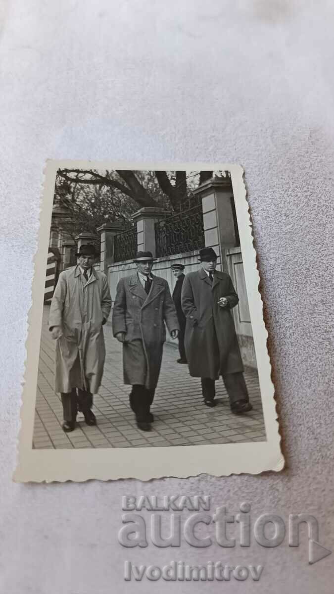 Fotografie Sofia Trei bărbați la plimbare 1942
