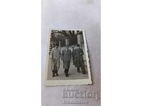 Φωτογραφία Σοφία Τρεις άντρες σε έναν περίπατο 1942