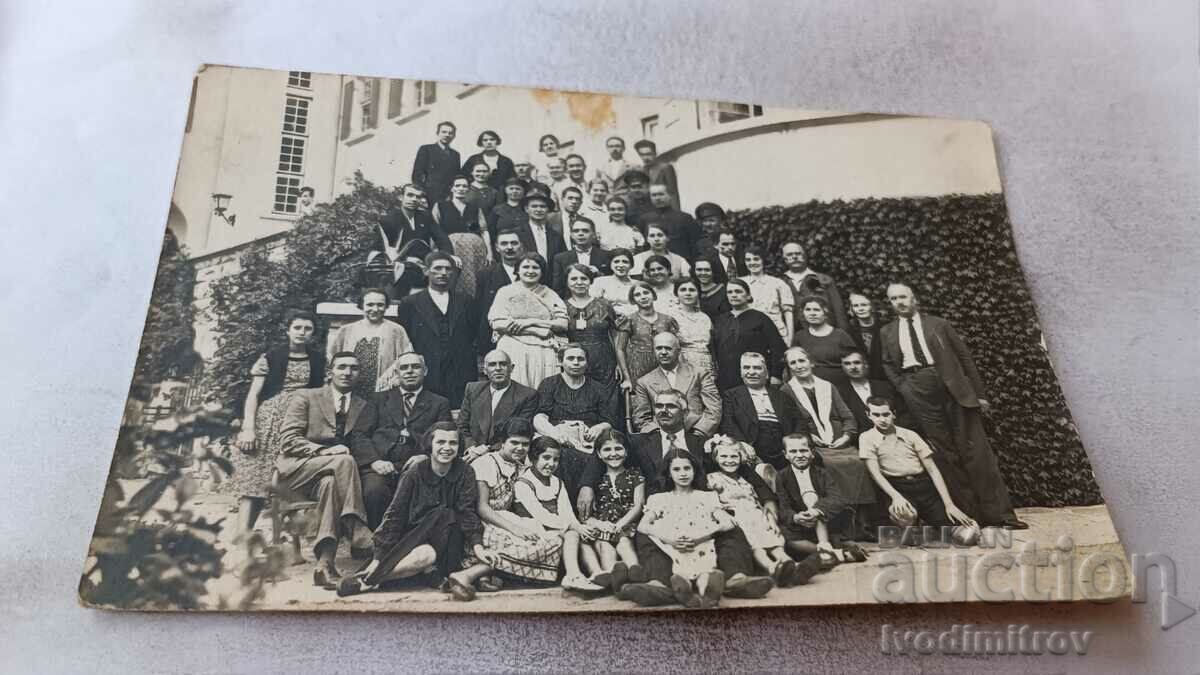 Photo Bankya Άνδρες, γυναίκες και παιδιά μπροστά από έναν σταθμό ανάπαυσης 1936