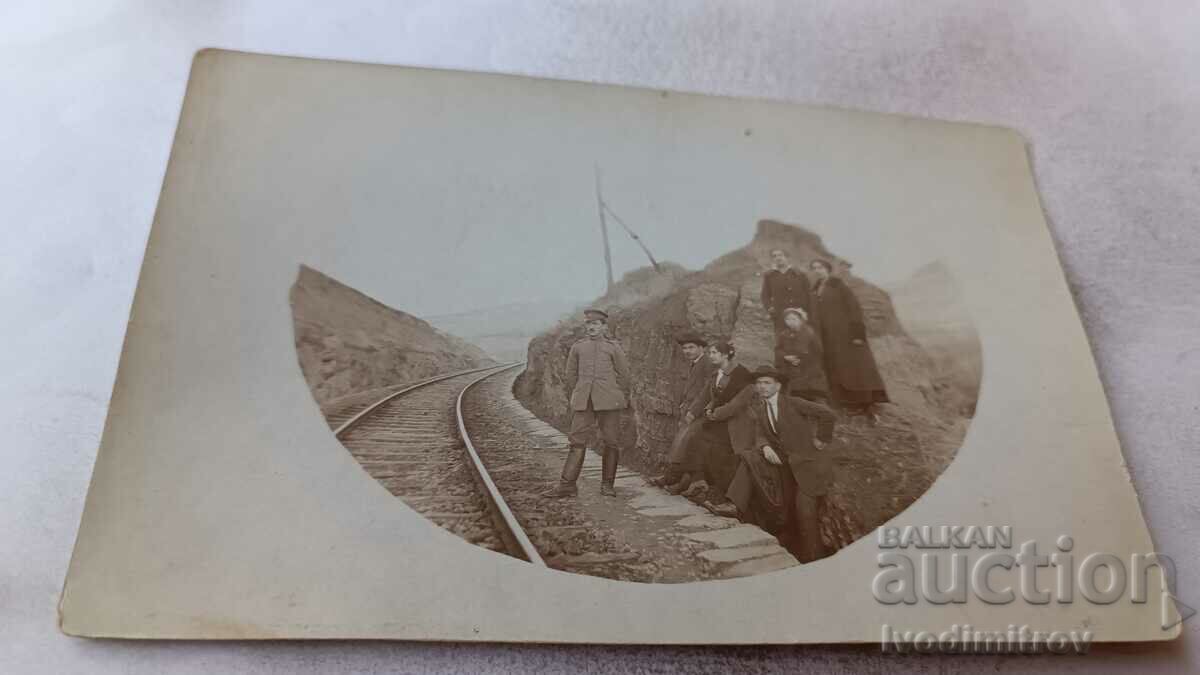 Αξιωματικός φωτογραφιών άντρες και γυναίκες κοντά σε μια σιδηροδρομική γραμμή
