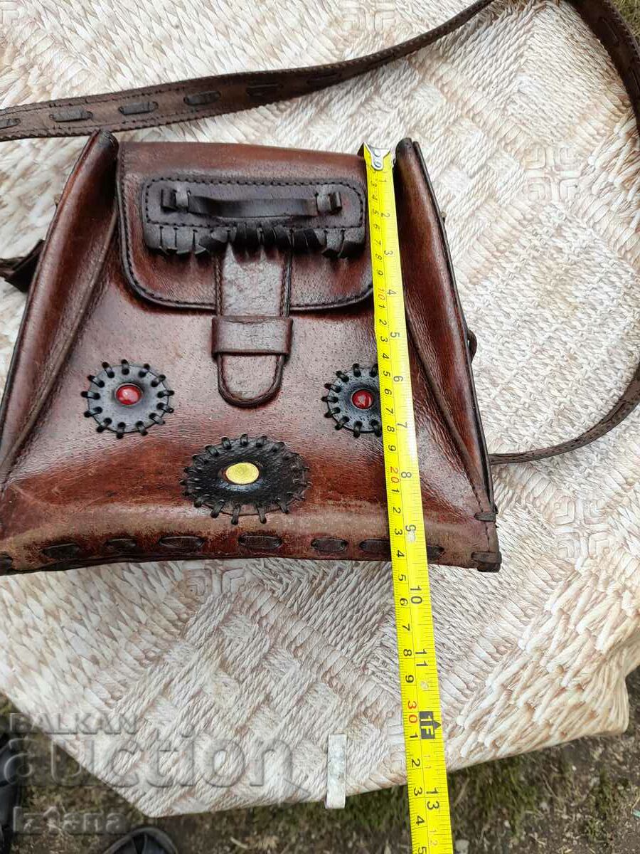 Old lady's leather bag - 5