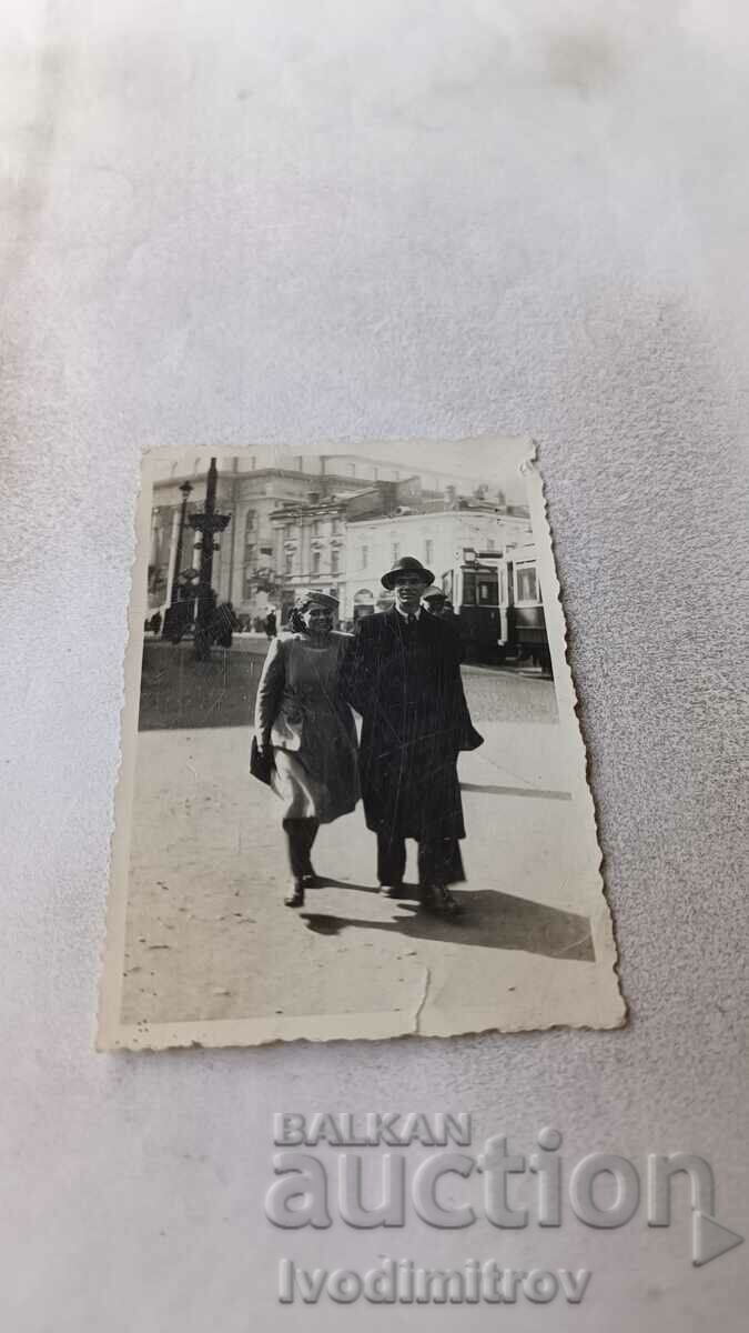 Снимка София Мъж и жена на площад Света Неделя