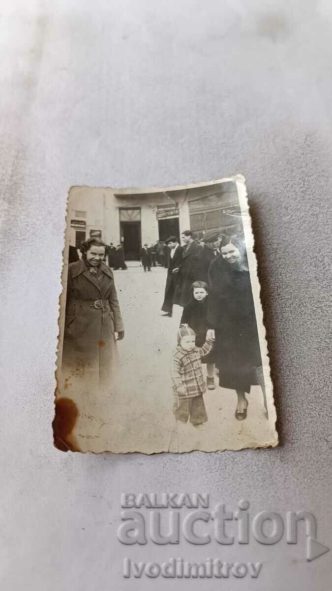 Fotografie Sofia Două femei și doi copii pe stradă