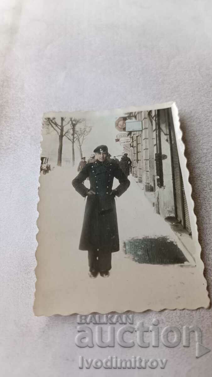 Photo Sofia Mladezh in uniform on the sidewalk in winter