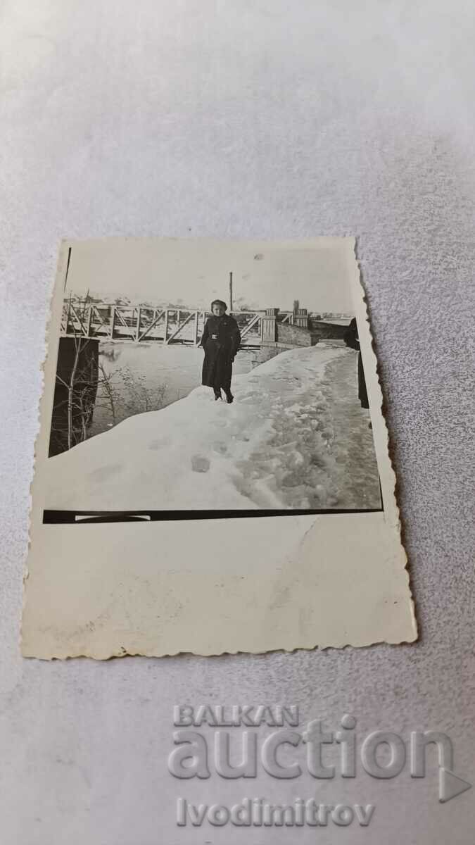 Снимка Ловечъ Младо момиче на снега покрай река Осъм 1937