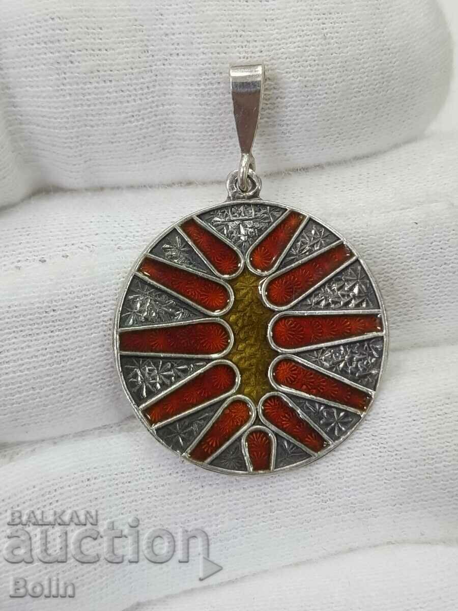 Auction Beautiful silver Art medallion with enamel 925 BC. Auction Beautiful silver Art medallion with enamel 925 BC.
