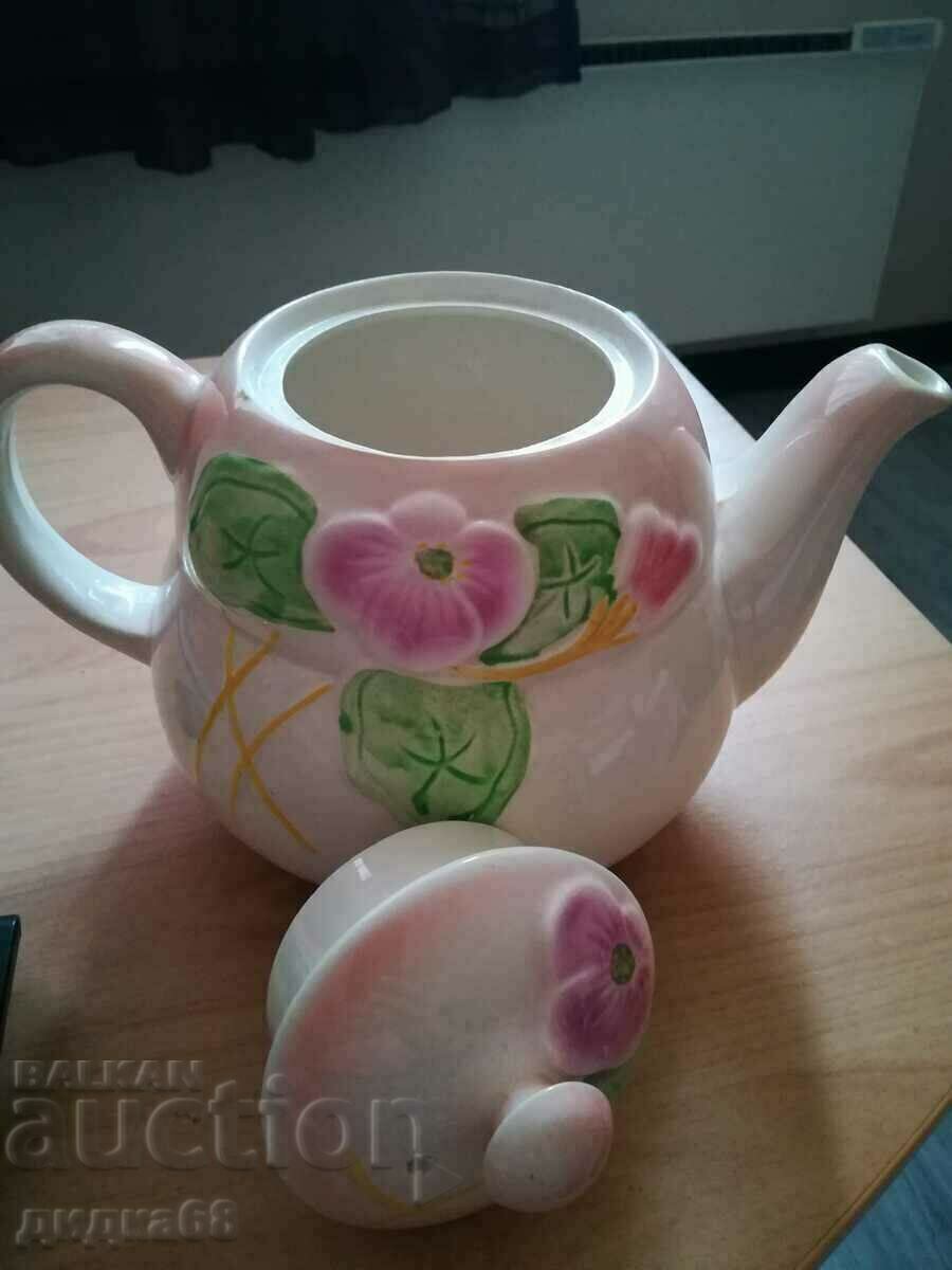 Auction A beautiful embossed England porcelain teapot Auction A beautiful embossed England porcelain teapot