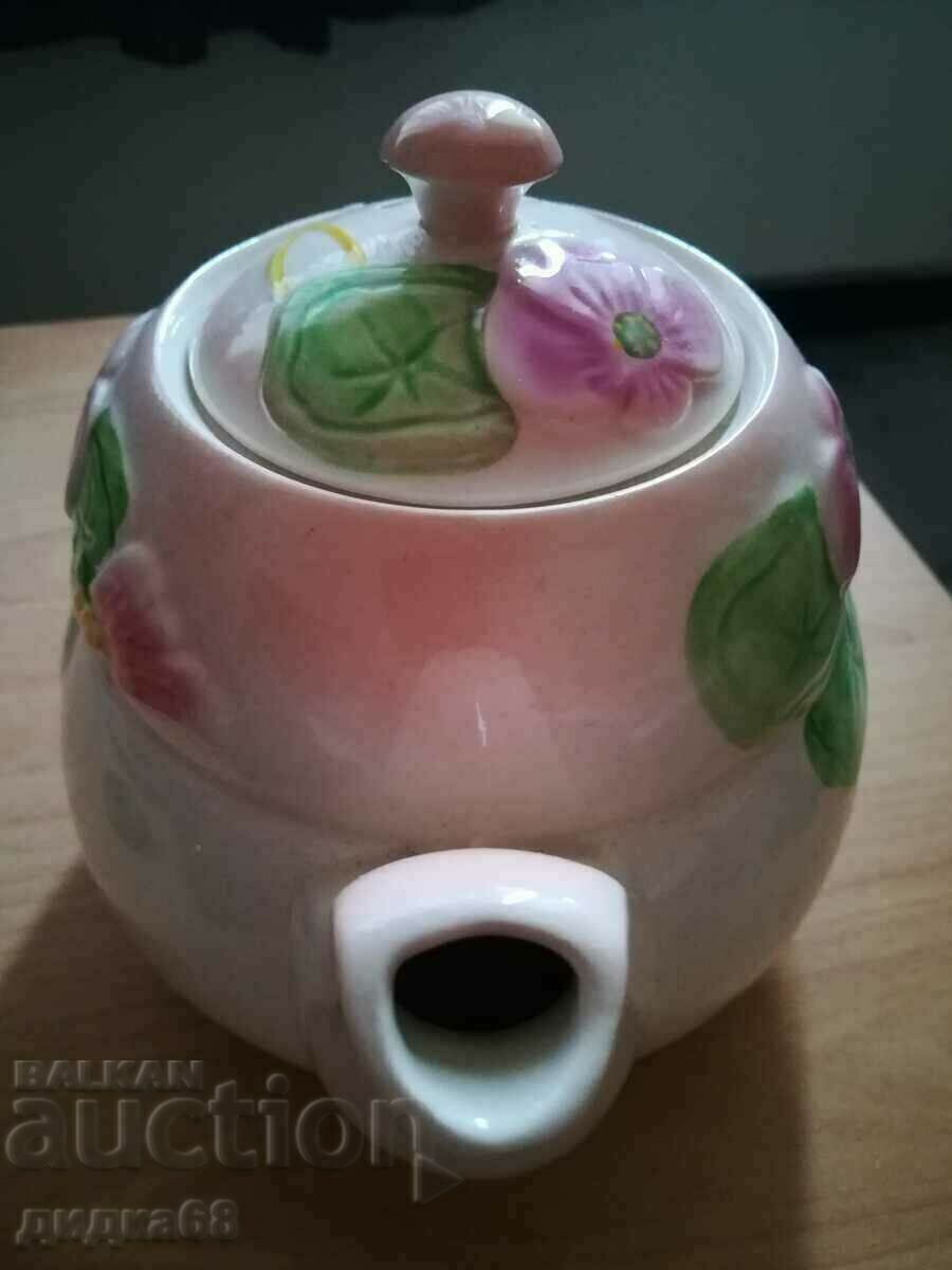 Delivery of A beautiful embossed England porcelain teapot Delivery of A beautiful embossed England porcelain teapot