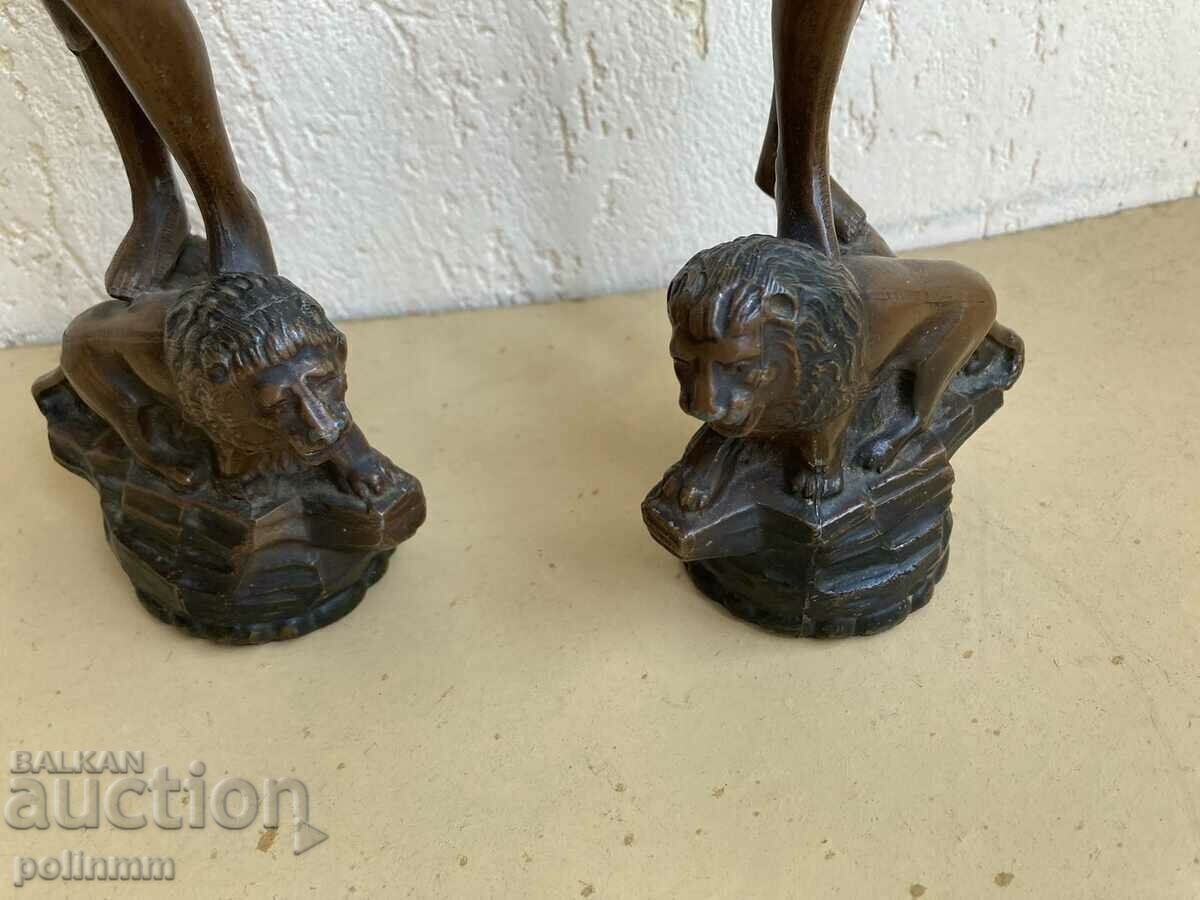 Delivery of A pair of antique metal figurines Delivery of A pair of antique metal figurines