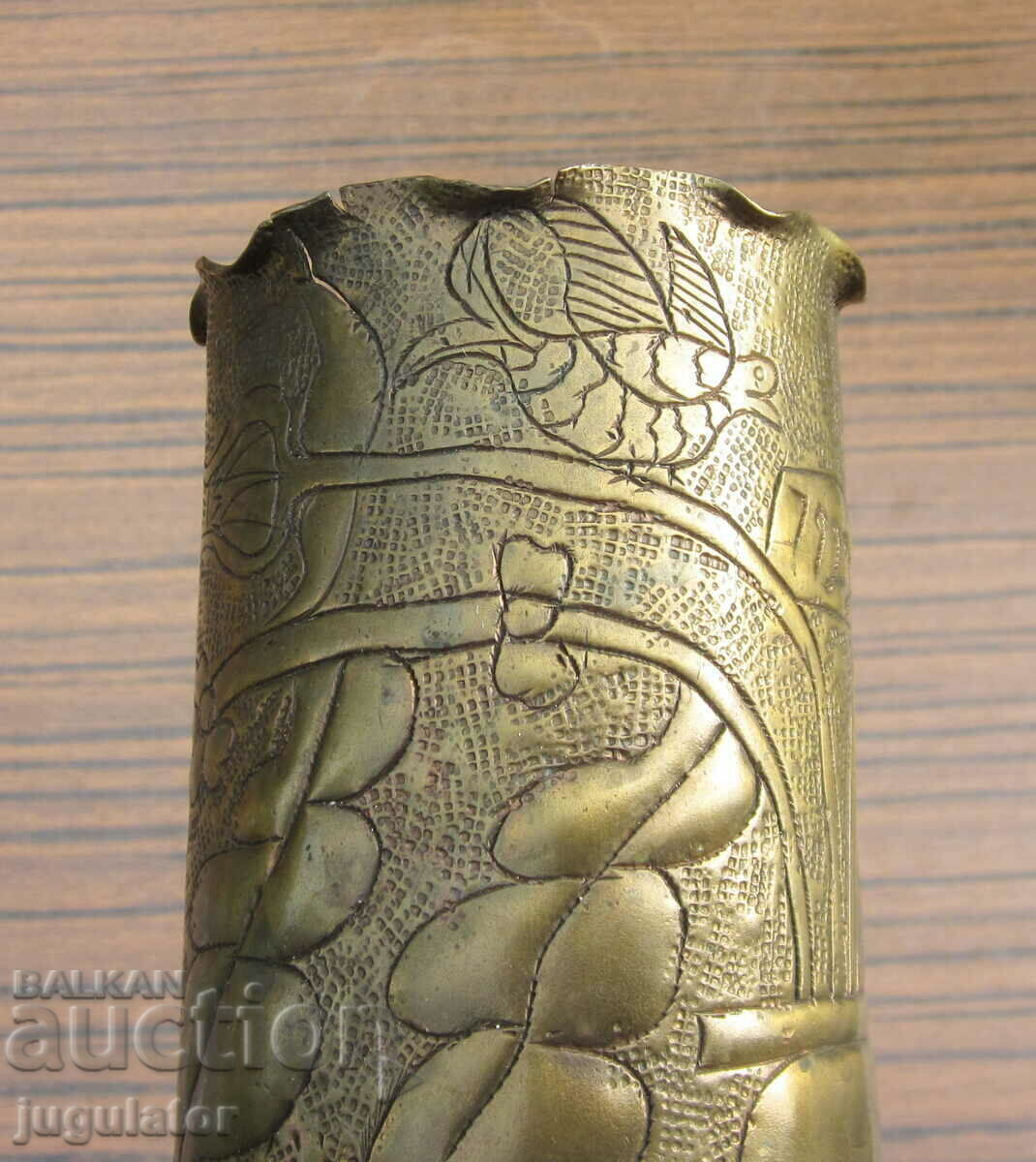 Delivery of Kingdom of Bulgaria vase from sleeve military creativity art Delivery of Kingdom of Bulgaria vase from sleeve military creativity art