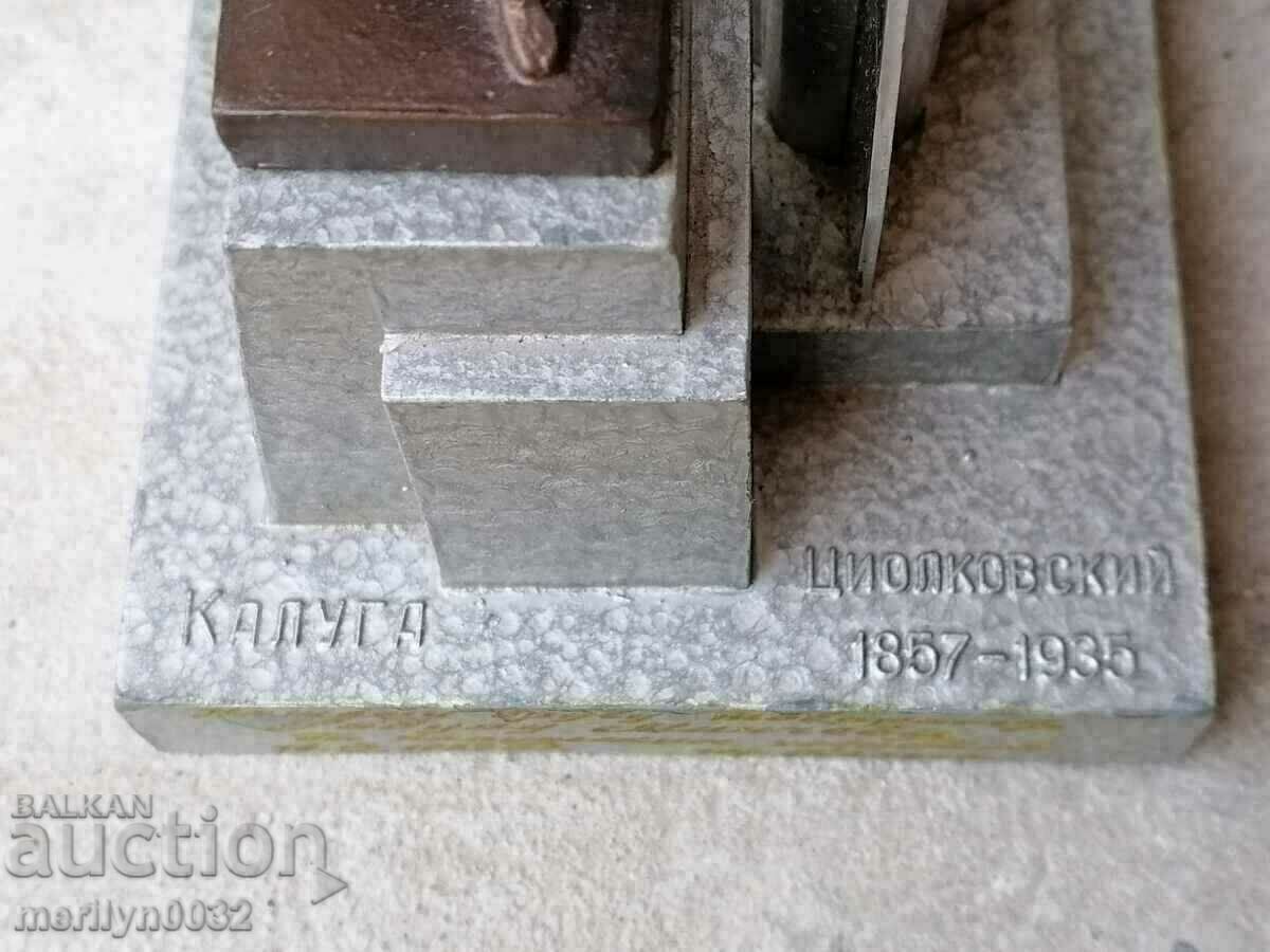 Delivery of Gift souvenir of General M.Sc. MIA Radul Minchev NRB USSR Delivery of Gift souvenir of General M.Sc. MIA Radul Minchev NRB USSR