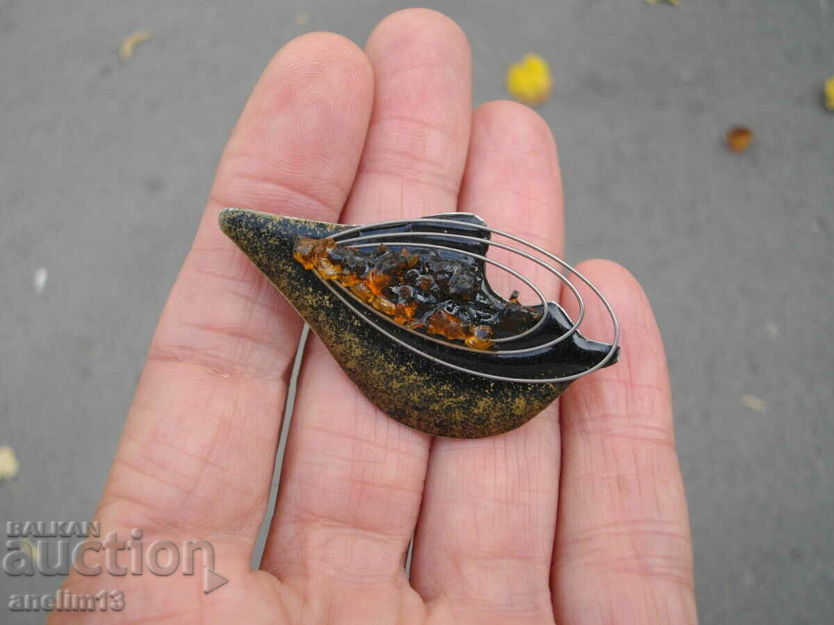 СТАРА РЪЧНО ПРАВЕНА БРОШКА С КЕХЛИБАР с цена 20.00 лв. | € 10.23 СТАРА РЪЧНО ПРАВЕНА БРОШКА С КЕХЛИБАР с цена 20.00 лв. | € 10.23