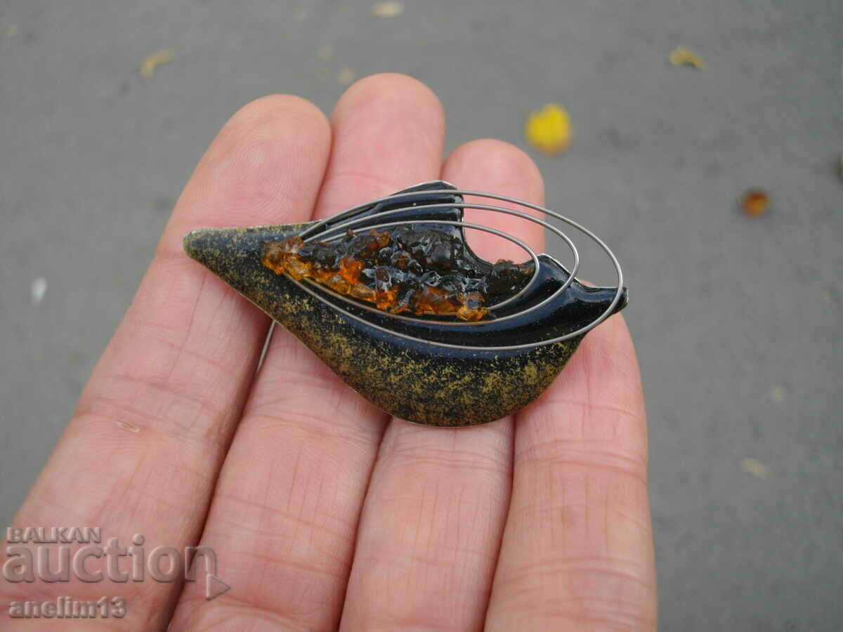 Доставка на СТАРА РЪЧНО ПРАВЕНА БРОШКА С КЕХЛИБАР Доставка на СТАРА РЪЧНО ПРАВЕНА БРОШКА С КЕХЛИБАР