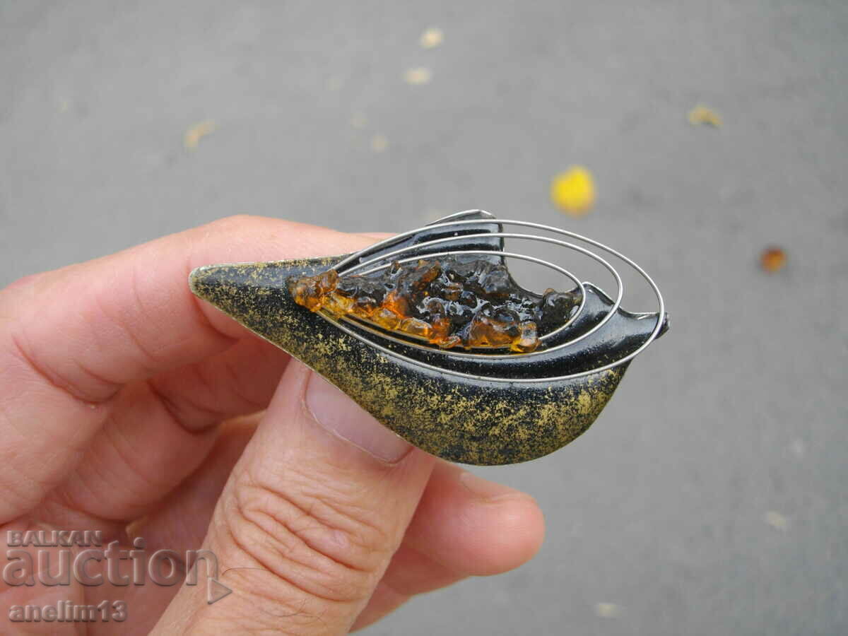 СТАРА РЪЧНО ПРАВЕНА БРОШКА С КЕХЛИБАР СТАРА РЪЧНО ПРАВЕНА БРОШКА С КЕХЛИБАР