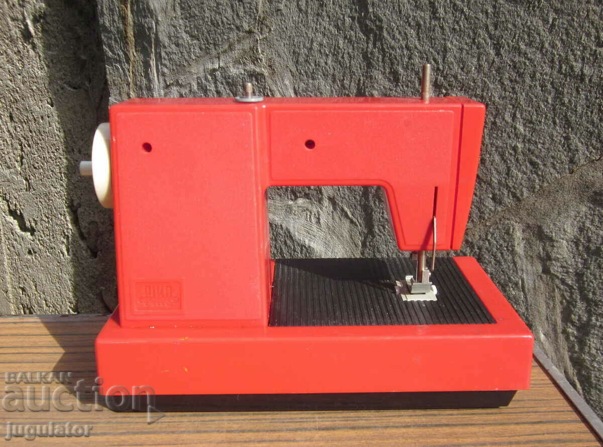 Delivery of old German children's toy piko sewing machine Delivery of old German children's toy piko sewing machine