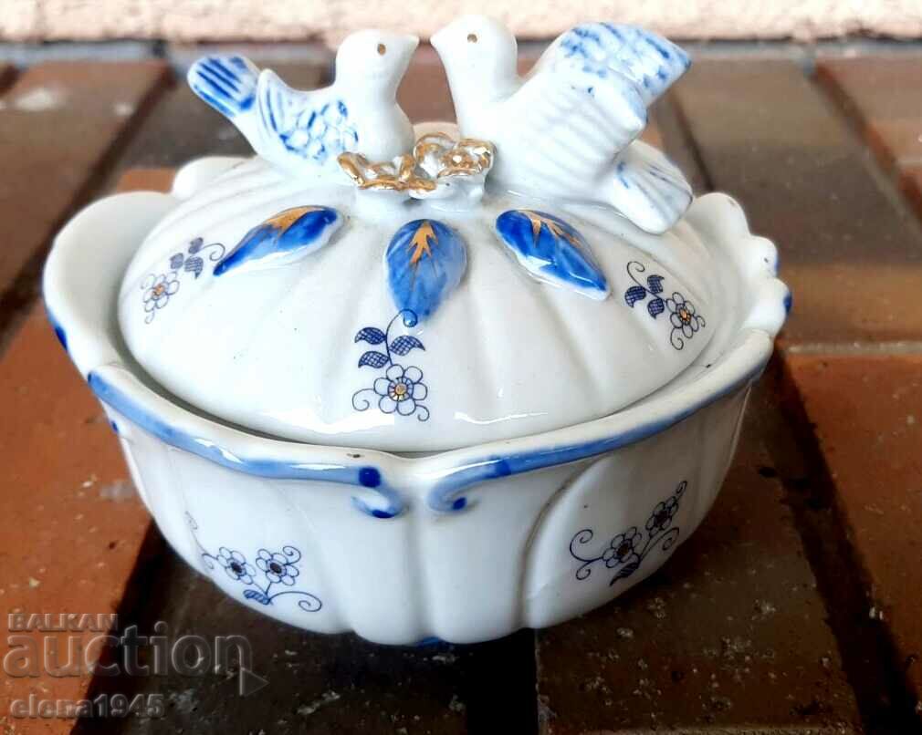 Porcelain box for jewelery