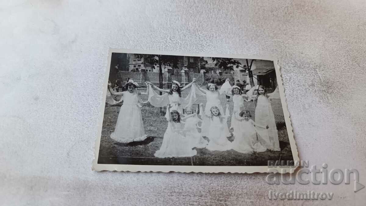 Photo Sofia Little ballerinas in white dresses