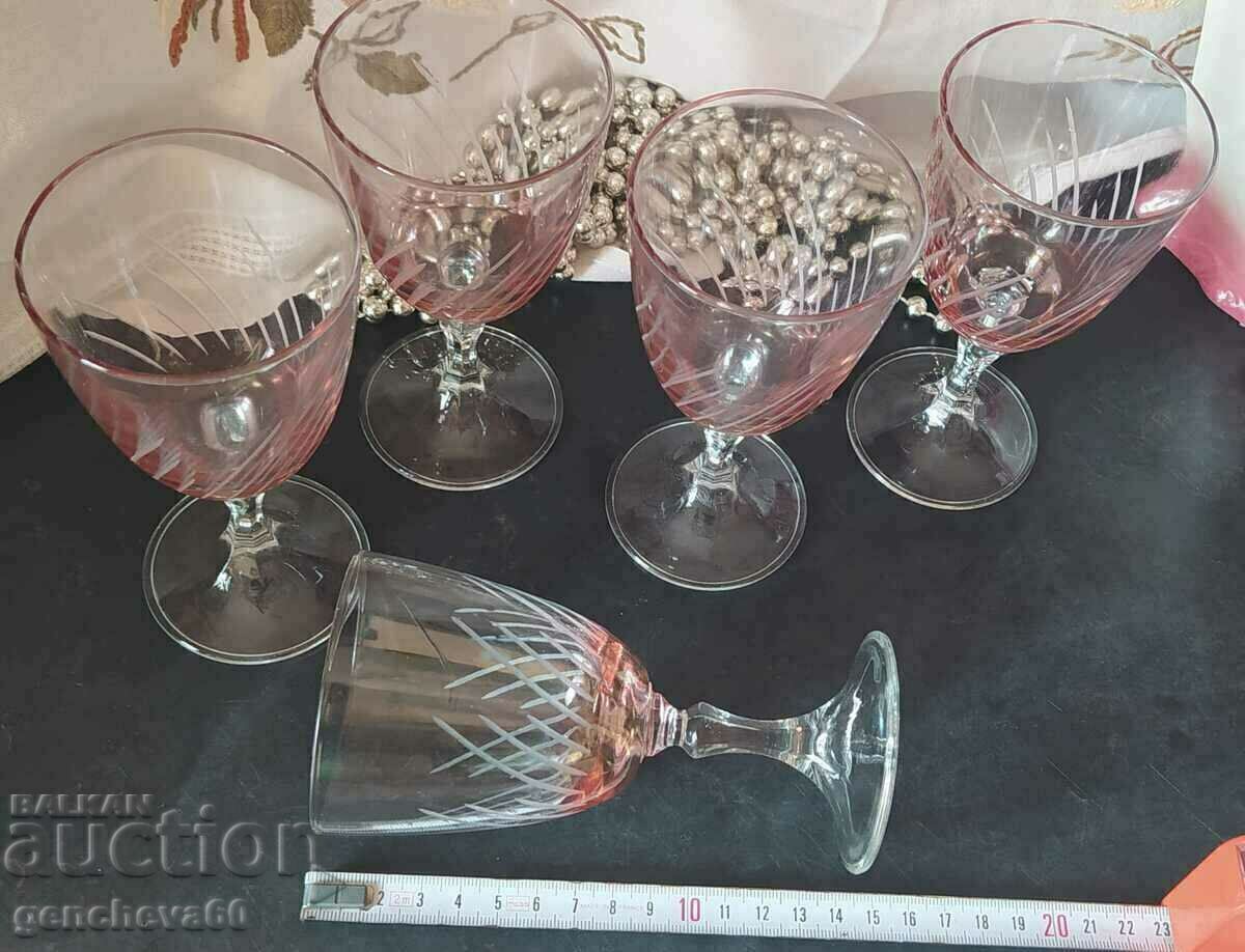 Pahare de vin elegante gravate in roz