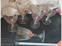 Κομψά χαραγμένα ποτήρια κρασιού σε ροζ χρώμα