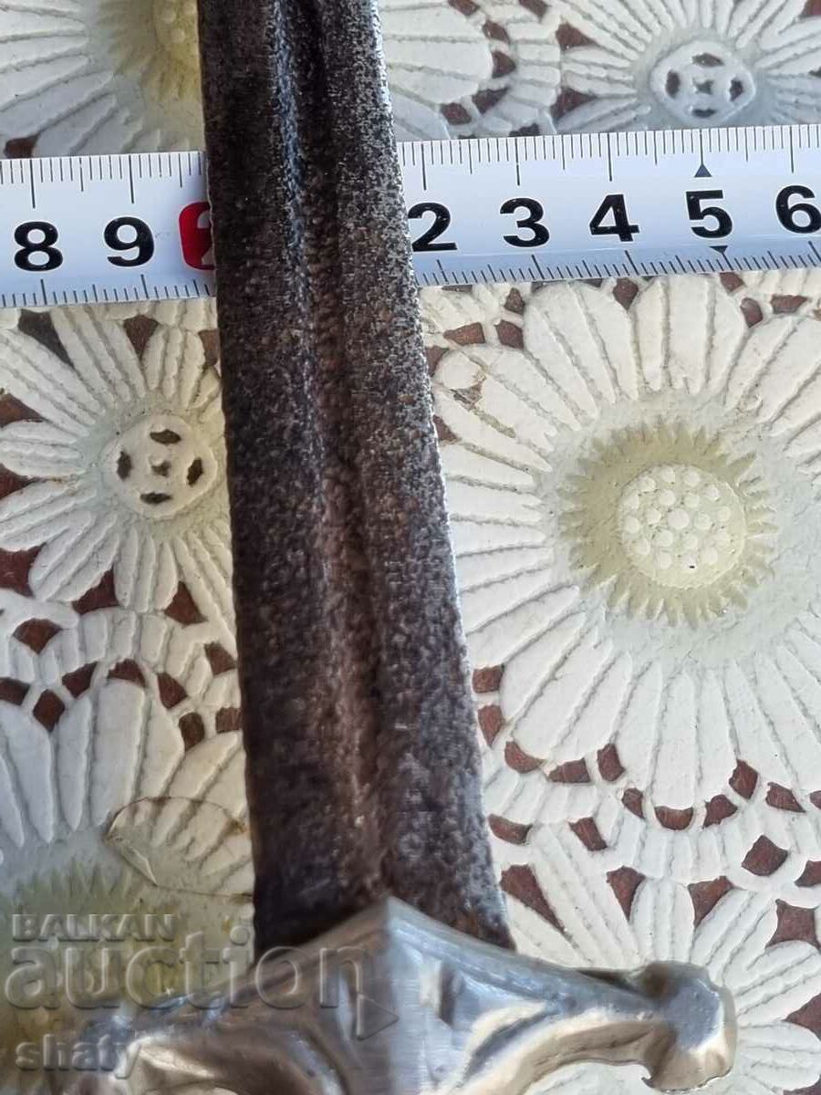 Ένα παλιό στιλέτο. Μαχαίρι με τιμή 55.00 BGN | € 28.12 Ένα παλιό στιλέτο. Μαχαίρι με τιμή 55.00 BGN | € 28.12