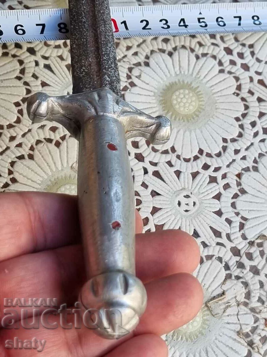 Παράδοση Ένα παλιό στιλέτο. Μαχαίρι Παράδοση Ένα παλιό στιλέτο. Μαχαίρι