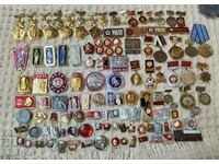 Peste 100 de insigne și medalii