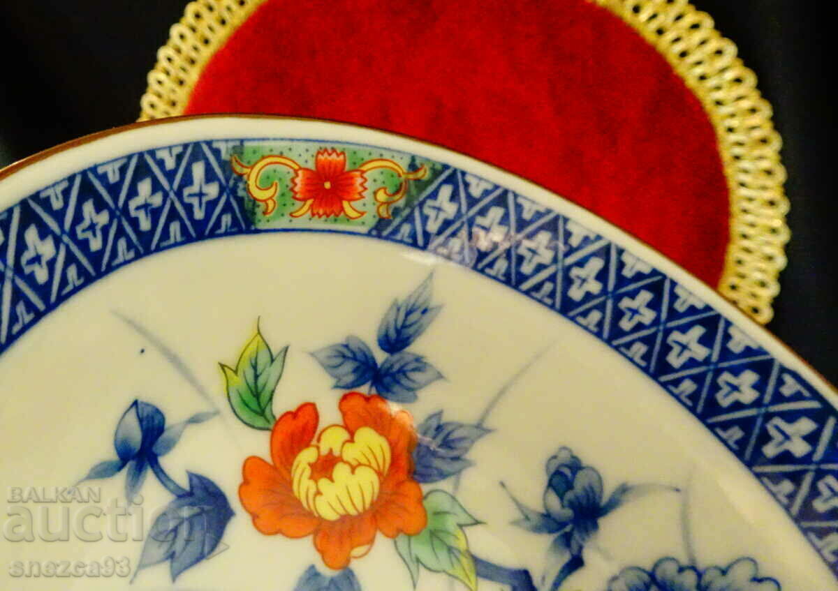 Delivery of Vintage Japanese Arita Juzan-gama porcelain bowl. Delivery of Vintage Japanese Arita Juzan-gama porcelain bowl.