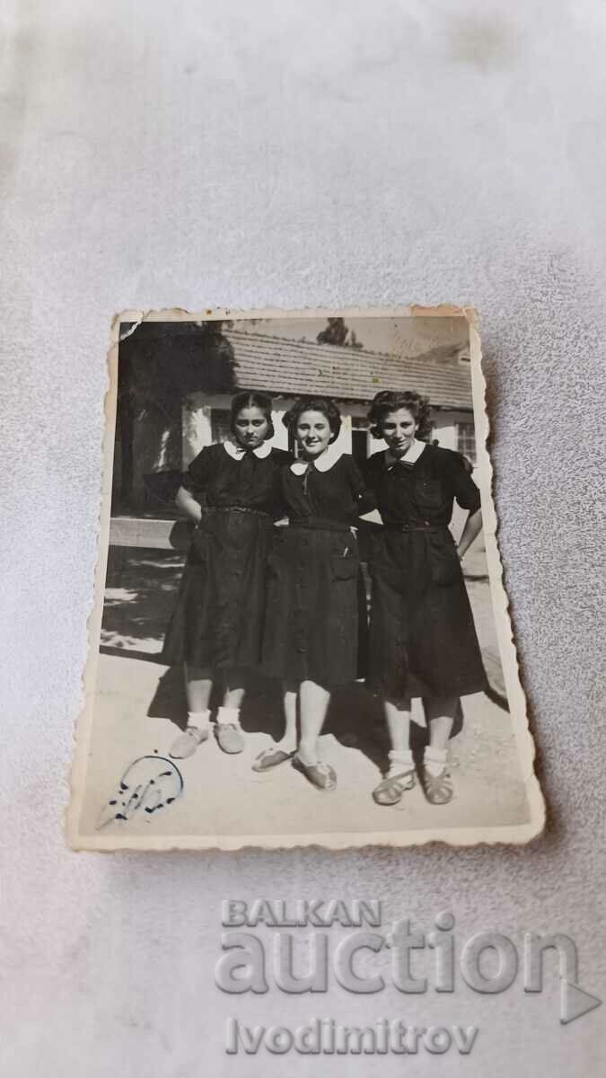 Photo Pleven Three young girls on the street 1953