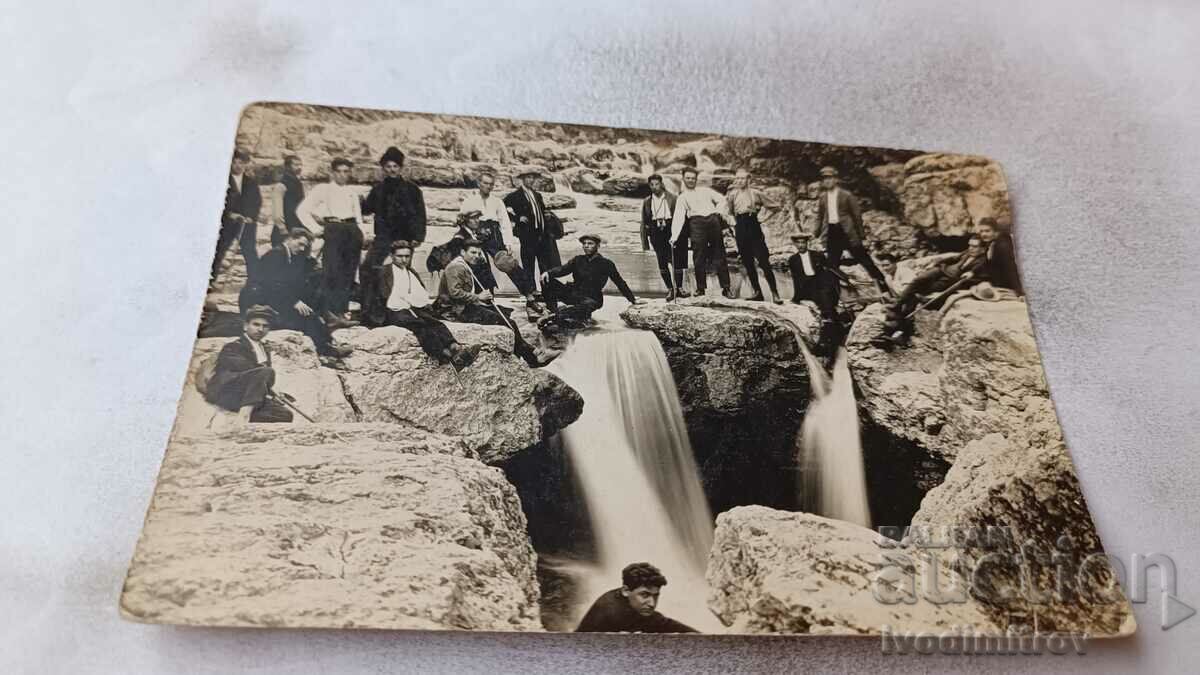 Снимка Млади мъжи при водопада